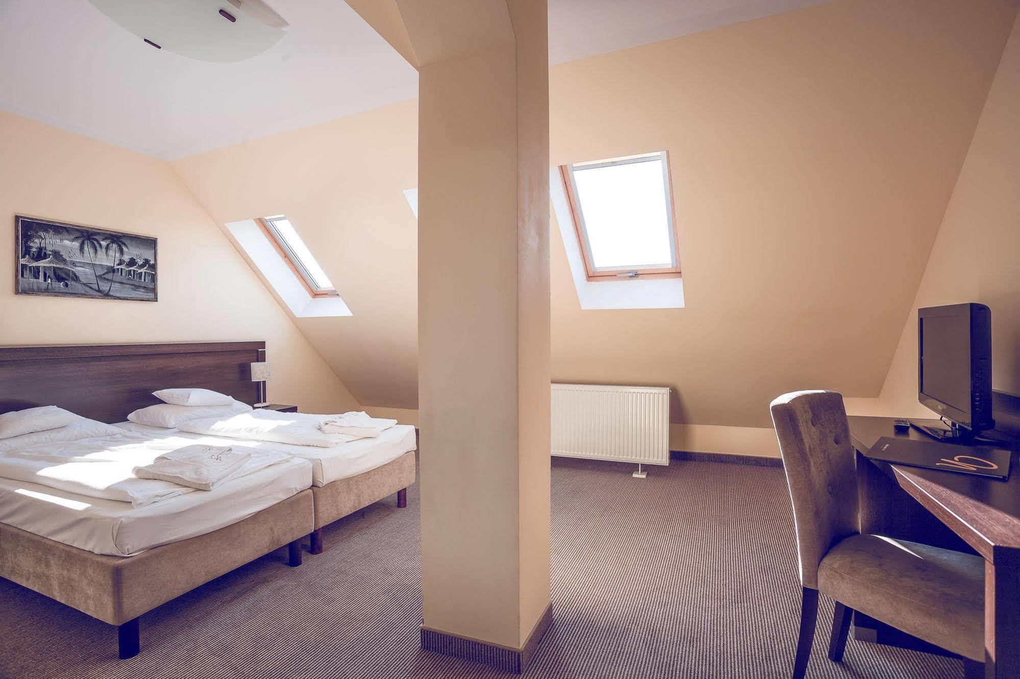 Hotel Niemcza Wino & Spa Dış mekan fotoğraf
